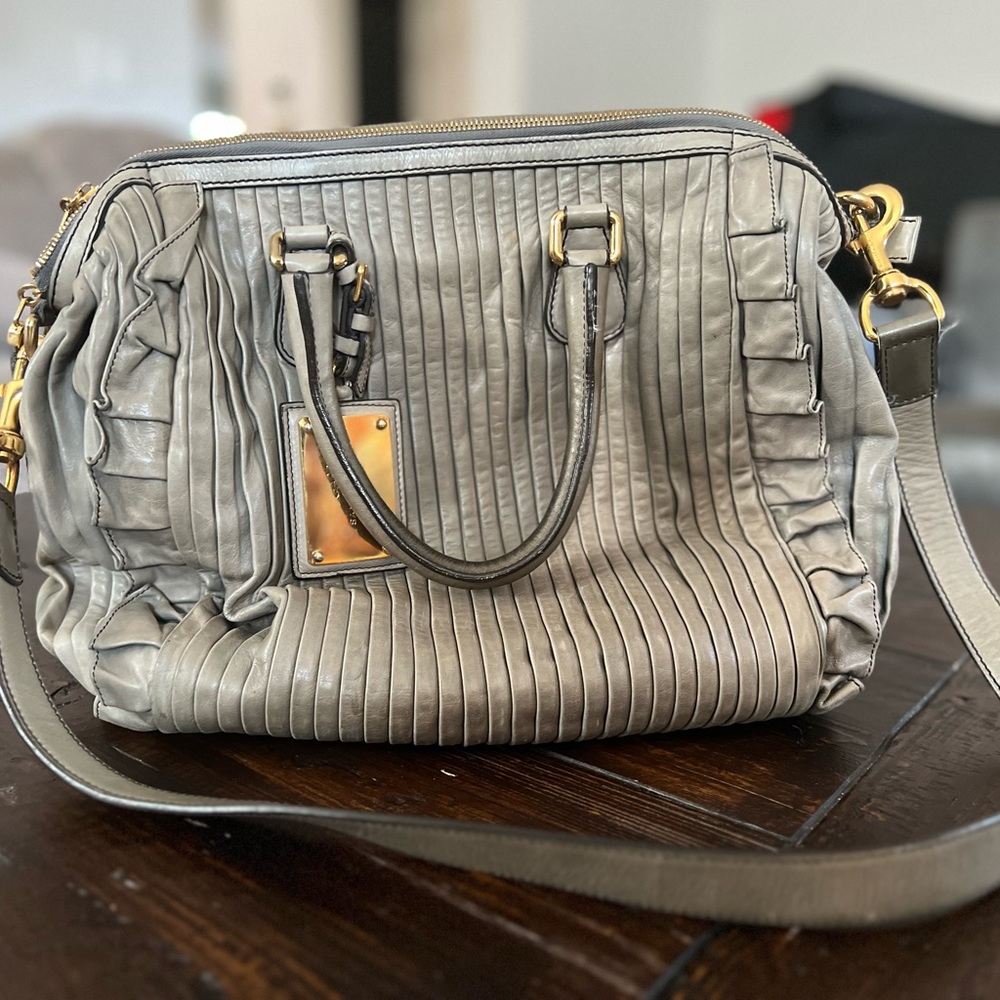 Gorgeous vintage bag to take on your travels, and lovely for every day!